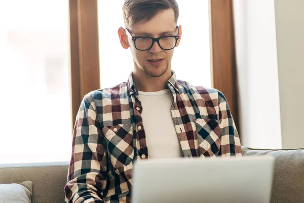 Joven Trabajando Computadora Sonriendo Joven Freelance Usando Ordenador Portátil Estudiando — Foto de Stock