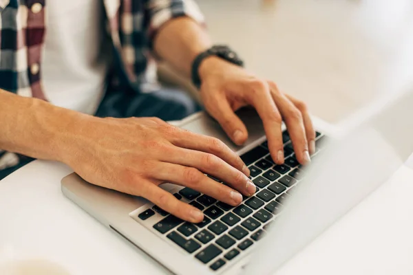 Home Office Vernetzung Learning Konzept Geschäftsmann Tippt Laptop Mann Surft — Stockfoto