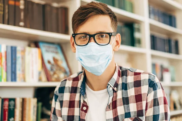 Student Einer Medizinischen Schutzmaske Zum Schutz Vor Viruserkrankungen Der Universität — Stockfoto