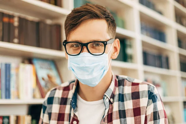 Student Einer Medizinischen Schutzmaske Zum Schutz Vor Viruserkrankungen Der Universität — Stockfoto