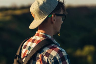 Genç gezgin, gözlüklü, şapkalı, sırt çantalı, doğa ormanlarında yürüyen, doğa yürüyüşü yapan, aktif insanlar.