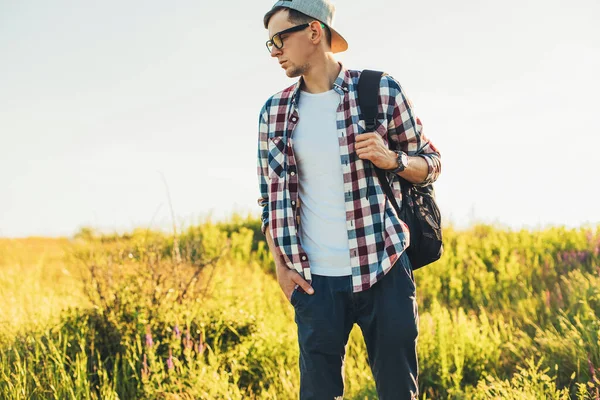 Sorrindo Jovem Homem Elegante Vestindo Óculos Boné Viajando Com Uma — Fotografia de Stock