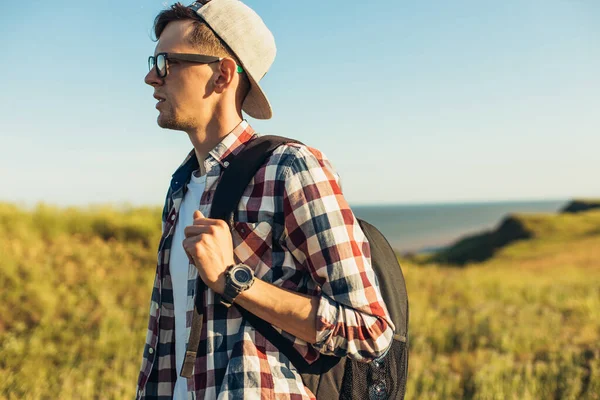 Young Man Backpack Explores Nature Summer Walking Hills Peaks Traveler — Stock Photo, Image