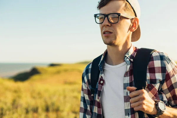 Νεαρός Άνδρας Σακίδιο Εξερευνά Φύση Καλοκαίρι Περπατώντας Στους Λόφους Και — Φωτογραφία Αρχείου