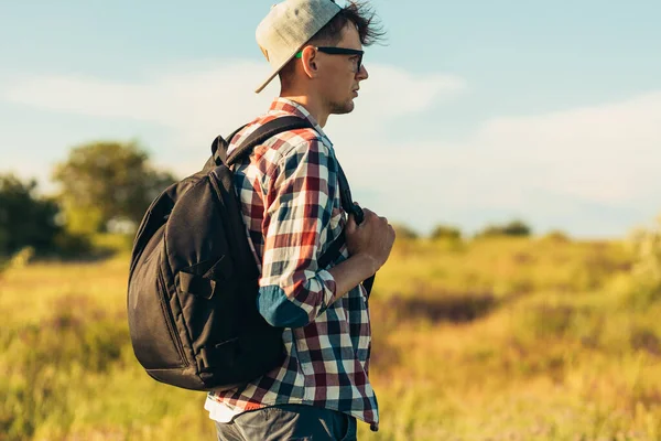 Smiling Young Stylish Man Wearing Glasses Cap Traveling Backpack Summer — Stock Photo, Image