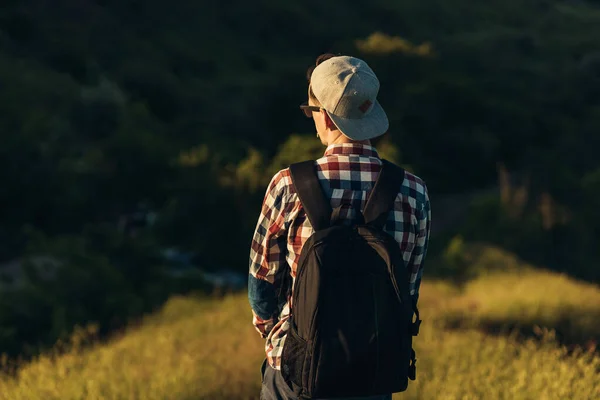 Young Traveling Man Handsome Man Glasses Cap Backpack Walking Forests — Stock Photo, Image