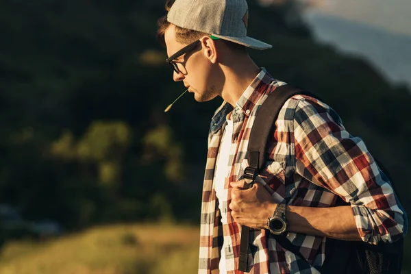 Retrato Joven Guapo Con Camisa Gafas Gorra Pie Bosque Nocturno — Foto de Stock