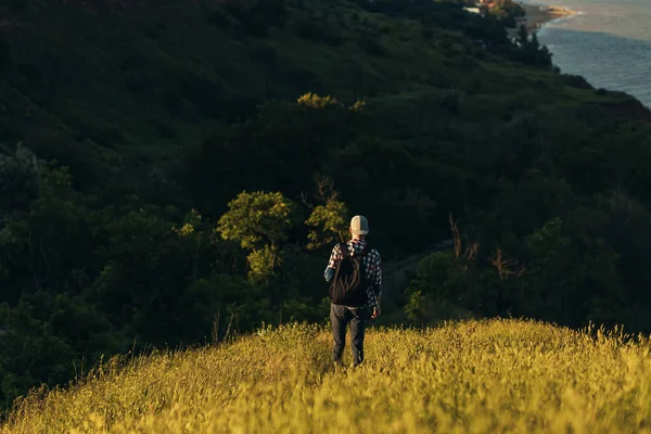 Viajante Sexo Masculino Com Uma Mochila Olha Para Incríveis Montanhas — Fotografia de Stock