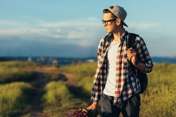 Homem Bonito Jovem Boné Óculos Com Uma Mochila Viajando Caminhando — Fotografia de Stock
