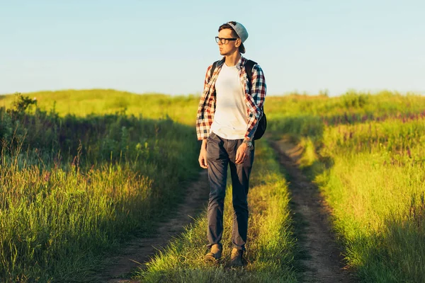 Turista Ativo Homem Com Uma Pasta Natureza Hipster Boné Está — Fotografia de Stock