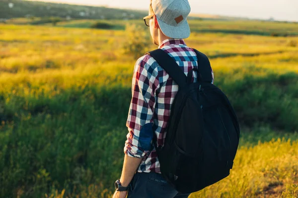 Retrato Turista Caminhando Uma Trilha Floresta Forte Homem Esportivo Viajando — Fotografia de Stock