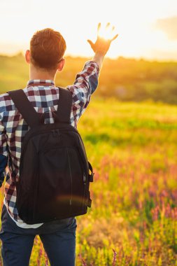Geriye bakış, insan eli, gün ışığını örten turist, eldeki güneş, insan eli ve güneşi, seyahat kavramı, turizm