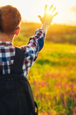 Geriye bakış, insan eli, gün ışığını örten turist, eldeki güneş, insan eli ve güneşi, seyahat kavramı, turizm