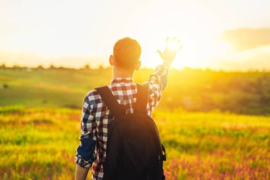 Geriye bakış, insan eli, gün ışığını örten turist, eldeki güneş, insan eli ve güneşi, seyahat kavramı, turizm