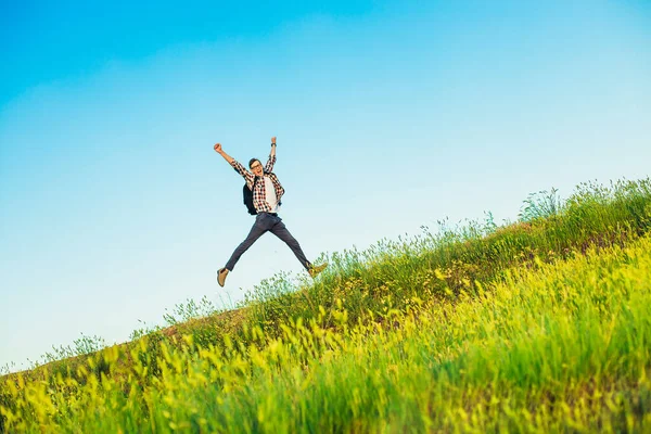Ευτυχισμένος Νεαρός Τουρίστας Σακίδιο Χαρούμενος Πηδώντας Άνθρωπος Χέρια Επάνω Ένα — Φωτογραφία Αρχείου