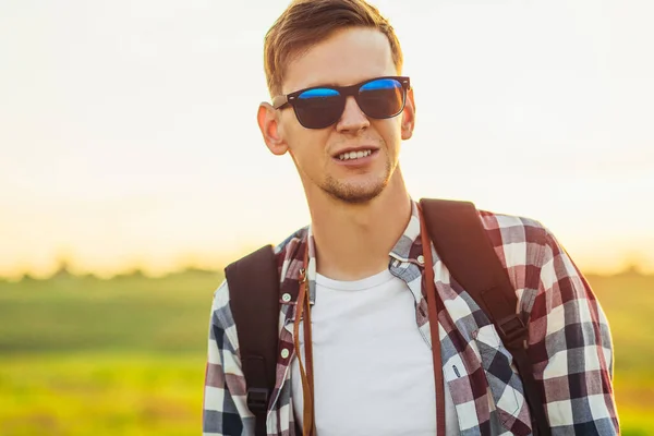 Young Man Backpack Explores Nature Summer Walking Hills Peaks Traveler — Stock Photo, Image