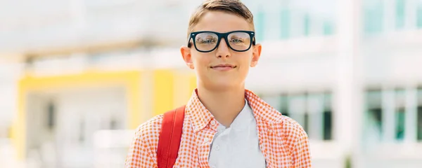 Porträt Eines Netten Jungen Mit Brille Der Mit Seinem Schulrucksack — Stockfoto