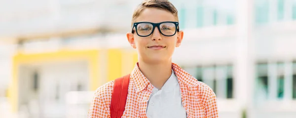 Retrato Menino Bonito Óculos Que Está Indo Para Escola Com — Fotografia de Stock