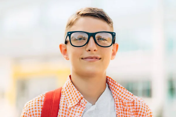 一个戴着眼镜 背着书包上学的可爱男孩的画像 一个上学路上的小男孩 一个为孩子们学习的小男孩 — 图库照片