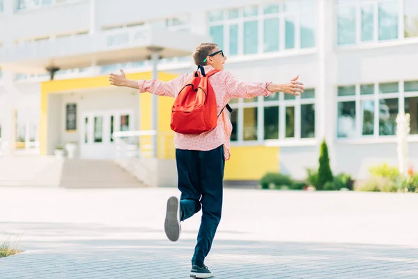 Glücklich Lächelnder Junge Mit Brille Geht Zur Schule Junge Mit — Stockfoto