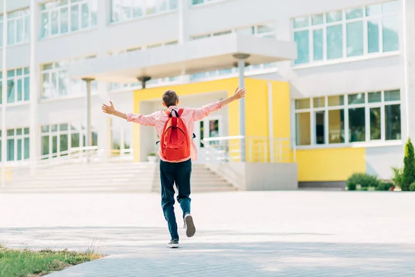 Rückansicht Eines Glücklichen Schuljungen Brille Mit Rucksack Läuft Mit Vergnügen — Stockfoto