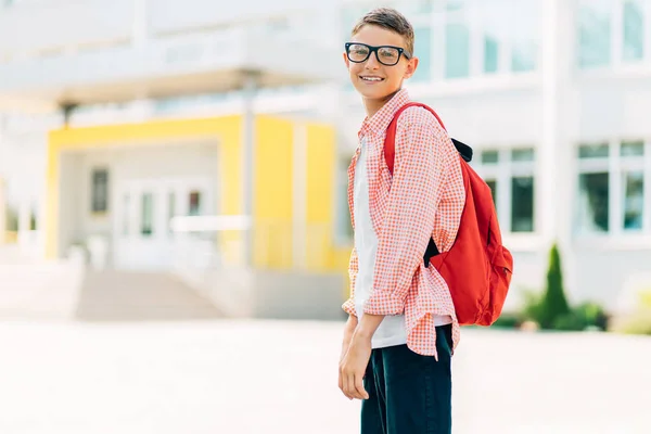 Terug Naar School Schooljongen Met Bril Met Schooltas Vanaf Basisschool — Stockfoto