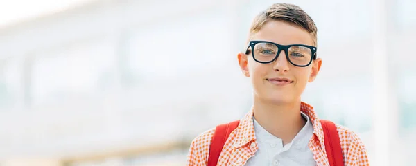 Retrato Menino Bonito Óculos Que Está Indo Para Escola Com — Fotografia de Stock