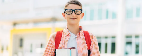 Porträt Eines Netten Jungen Mit Brille Der Mit Seinem Schulrucksack — Stockfoto
