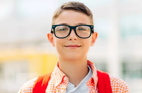 Porträt Eines Netten Jungen Mit Brille Der Mit Seinem Schulrucksack — Stockfoto