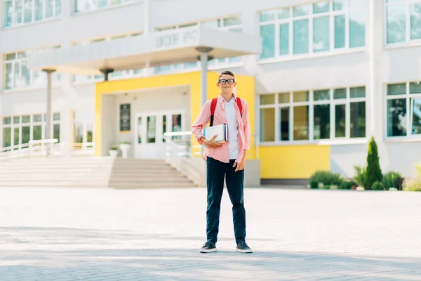 Porträt Eines Ernsthaften Schuljungen Mit Brille Und Rucksack Glücklicher Junge — Stockfoto