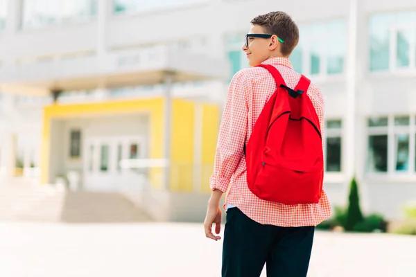 Retrato Menino Escola Sério Óculos Com Uma Mochila Menino Feliz — Fotografia de Stock