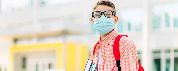 Pequeño Colegial Con Máscara Durante Brote Virus Corona Gripe Protección —  Fotos de Stock