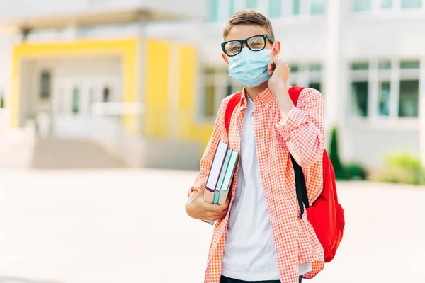 Kleiner Schüler Mit Maske Während Eines Ausbruchs Von Corona Und — Stockfoto