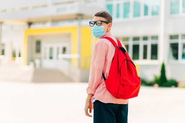 Kleiner Schüler Mit Maske Während Eines Ausbruchs Von Corona Und — Stockfoto