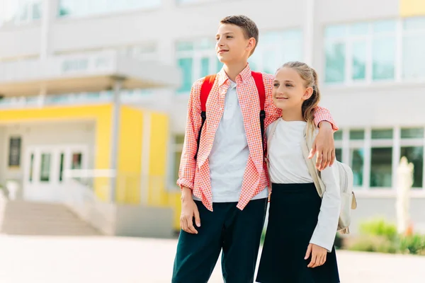 Dois Pequenos Escolares Uniforme Com Mochilas Menino Uma Menina Colegas — Fotografia de Stock