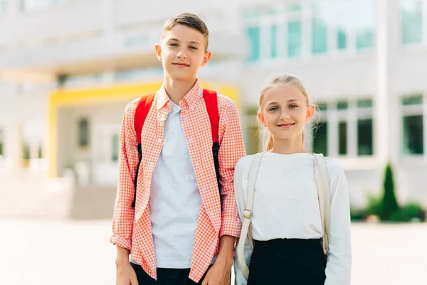 Dois Pequenos Escolares Uniforme Com Mochilas Menino Uma Menina Colegas — Fotografia de Stock