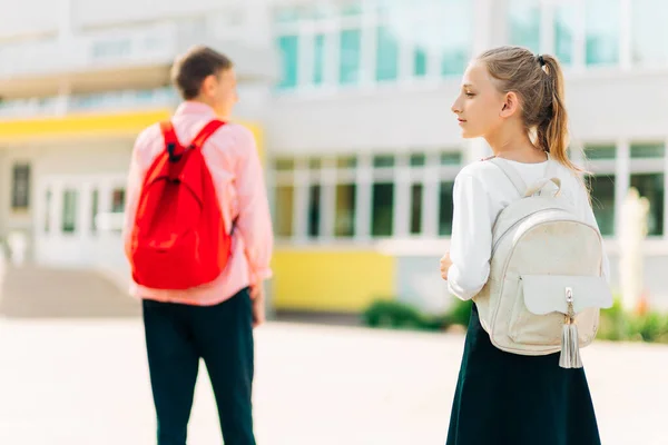 Zwei Kinder Mit Rucksäcken Gehen Zur Schule Jungen Und Mädchen — Stockfoto