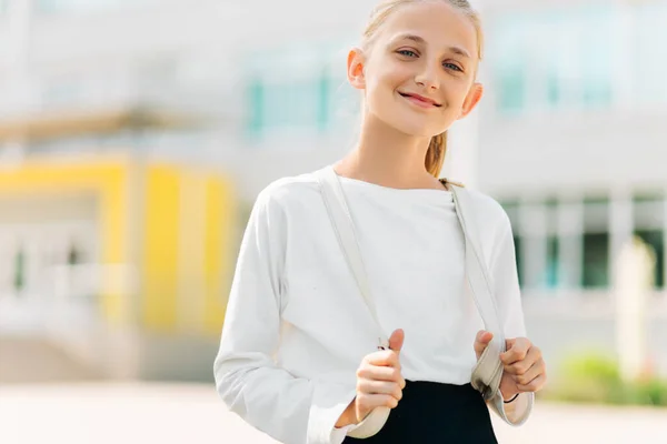 Primary School Student Happy Girl Backpack Building Outdoors Start Lessons — Stock Photo, Image