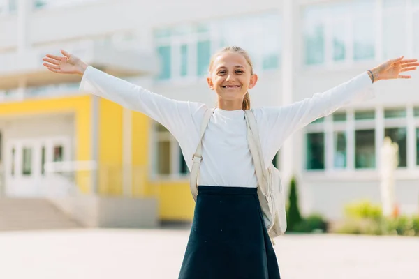 Μαθήτρια Δημοτικού Σχολείου Happy Girl Σακίδιο Πλάτης Κοντά Στο Εξωτερικό — Φωτογραφία Αρχείου