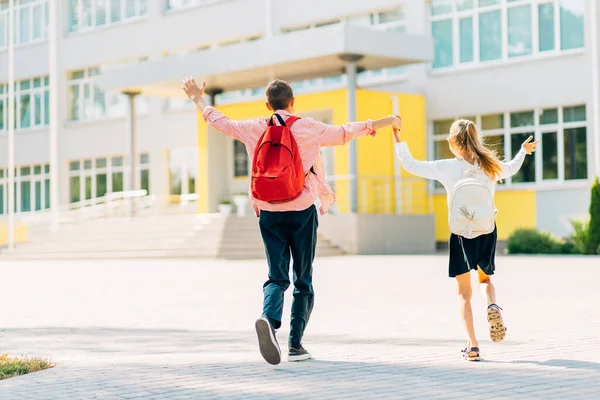 Schulkinder Uniform Jungen Und Mädchen Die Mit Schulrucksäcken Zur Schule — Stockfoto