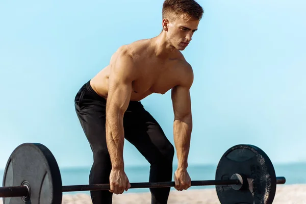健康英俊 体格健康 体格健壮的男子举重 在海滩上运动 户外运动 运动和健身理念 — 图库照片