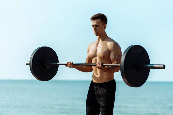 Muscular Cara Fisiculturista Fazendo Exercícios Com Grandes Halteres Livre Praia — Fotografia de Stock