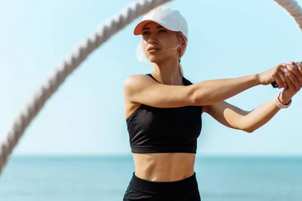 Schöne Junge Sportliche Frau Die Sportlerin Bewegt Die Seile Wellenbewegung — Stockfoto