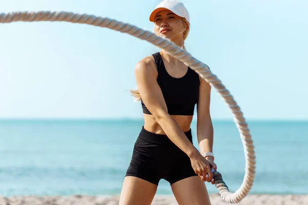 Schöne Junge Sportliche Frau Die Sportlerin Bewegt Die Seile Wellenbewegung — Stockfoto