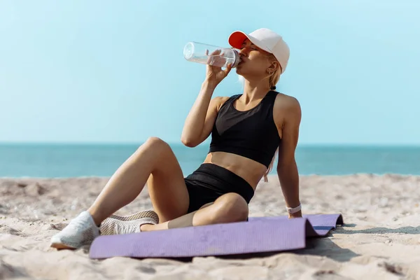 Fitness Junge Frau Sportbekleidung Sitzend Und Ausgeruht Nach Dem Training — Stockfoto