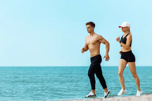 Junges Sportpaar Gut Aussehender Muskulöser Mann Und Fitnessfrau Sportbekleidung Morgens — Stockfoto