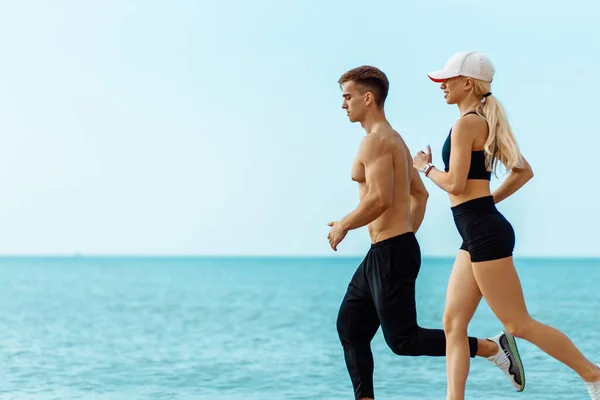 Coppia Giovane Che Corre Sulla Spiaggia Atletica Persone Attraenti Che — Foto Stock