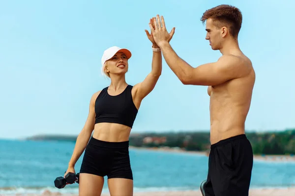 Sportieve Gespierde Man Fitness Vrouw Geven Elkaar Een High Five — Stockfoto