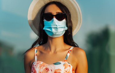 Tıbbi koruyucu maskeli genç bir kadın, Coronavirus 'un korumasından, çantalarla, sokakta yürürken, alışveriş konsepti, karantina, koronavirüs...