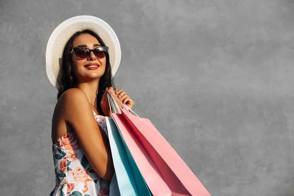 Joyeux Beau Jeune Femme Chapeau Été Porte Robe Lunettes Soleil — Photo